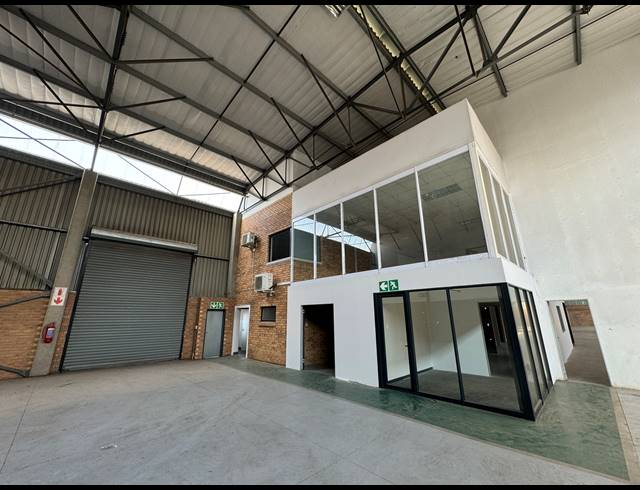 1,350M² WAREHOUSE TO LET IN JET PARK